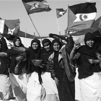 Polisario demonstrators greeting the UN Secretary-General at a refugee camp Smara in Algeria, 30 November 1998.